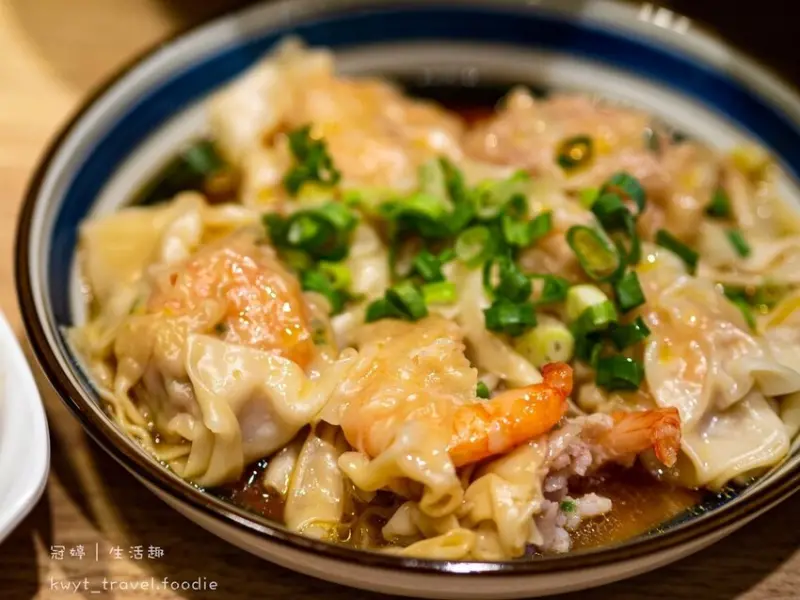 【游麵館中央店】超人氣老饕醬鮮蝦餛飩！新竹東區小吃口袋，在文青風環境內享用現做好味│菜單