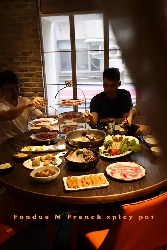 【松山區美食】芳朵麻辣鍋－必點芳朵義式餃拼盤及川味果香塔塔嫩肉，台北火鍋推薦，麻辣鍋推薦