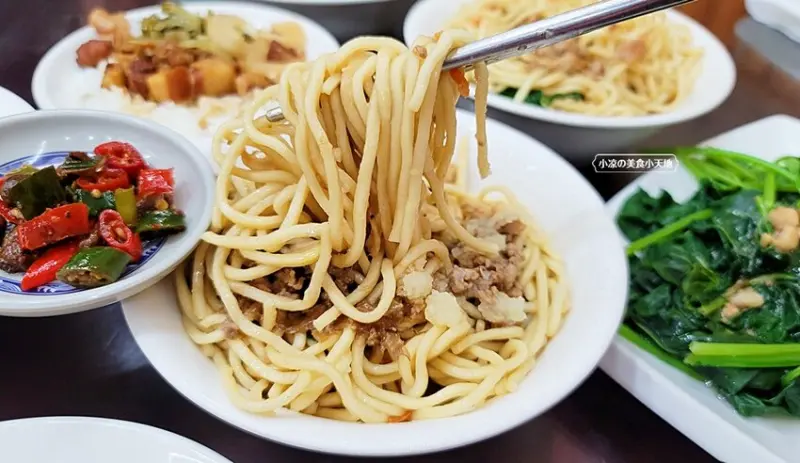 台中傳統早午餐，炒麵、魯肉飯，只要銅板價就能吃飽！！(台中高工對面)