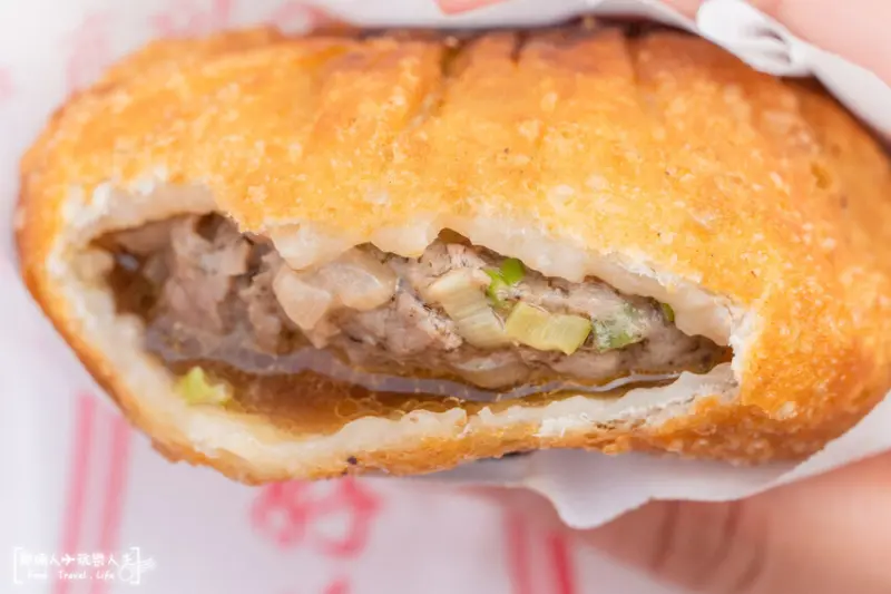草屯爆漿餡餅，湯汁多到讓你以為你是在吃湯包～