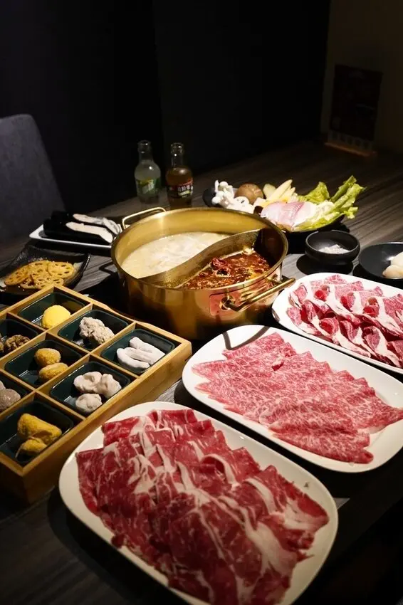 涮辛酸麻辣火鍋-邵庭開的麻辣火鍋店!!超大盤和牛吃到飽、北海道干貝、蟹管肉，台北火鍋推薦