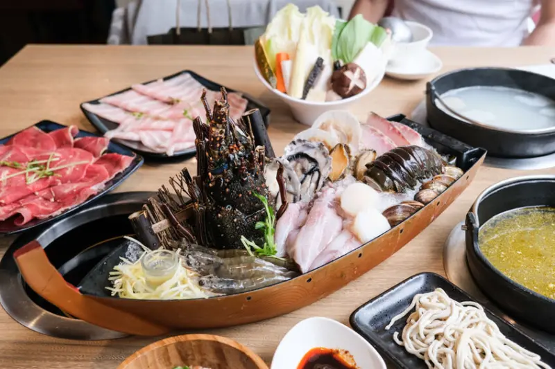 中山站火鍋｜吾皇大大·朕的鍋物，宮廷鱘龍帝王痛風鍋，龍蝦的浴池？逛街約會後絕佳去處