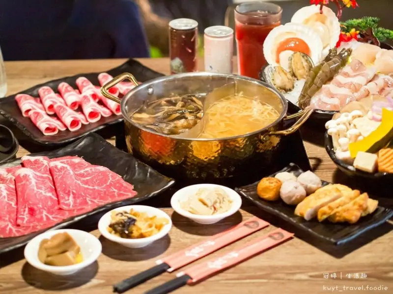 【菇神首采鍋物勤美店】台中西區火鍋推薦，必比登美食推薦，聚餐首選高評價餐廳，老饕套餐大啖熟成牛小排龍膽石斑│菜單