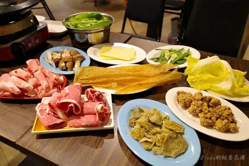 【台中西區】食藝石頭火鍋 梅川老店｜傳統麻油爆香的石頭火鍋，種類豐富的自取食材，一不小心就拿多了 - Cindy的秘密花園