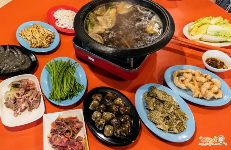 台中鍋物推薦★食藝石頭火鍋 湯頭口味獨特、食材特別 香港炸魚皮、泰國炸豬皮必點 真心不騙 - 饗食客棧