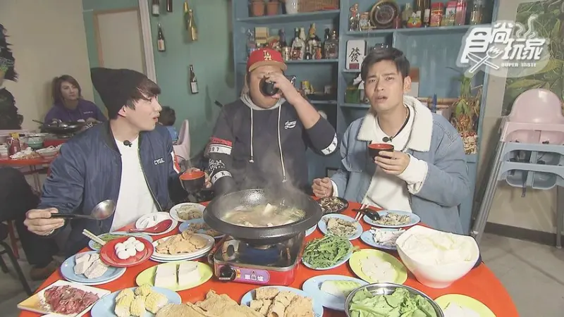 噴香石頭火鍋！麻油爆炒+獨特湯頭，台中人一吃上癮 | 食尚玩家