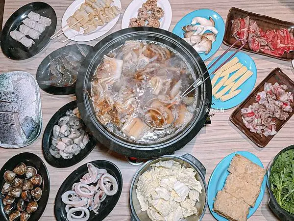 台中美食│食藝石頭火鍋-水湳店│限量當日熬煮鮮甜湯底，獨門炒料爆香桌邊服務自助式傳統火鍋