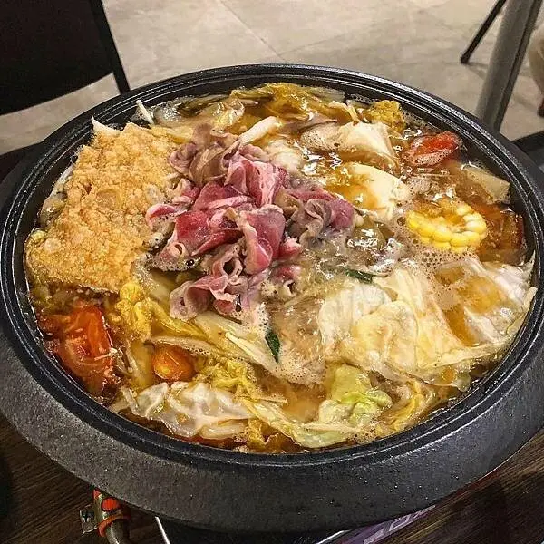 台中西區 · 火鍋｜食藝石頭火鍋｜傳統石頭火鍋～愛吃什麼火鍋料自己拿，以盤計價！