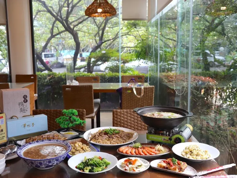 華味香景觀宴會餐廳：新營80年老店鴨肉羹新品牌.擁有無敵庭園景觀的親子餐廳.婚宴館/新營聚餐餐廳推薦.新營必吃美食小吃 - 進食的巨鼠