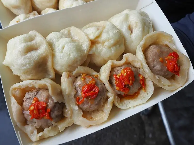 這家手工小籠包只賣三種產品，小籠包多汁好吃，粉漿蛋餅也不錯~辣椒爆辣又香！！