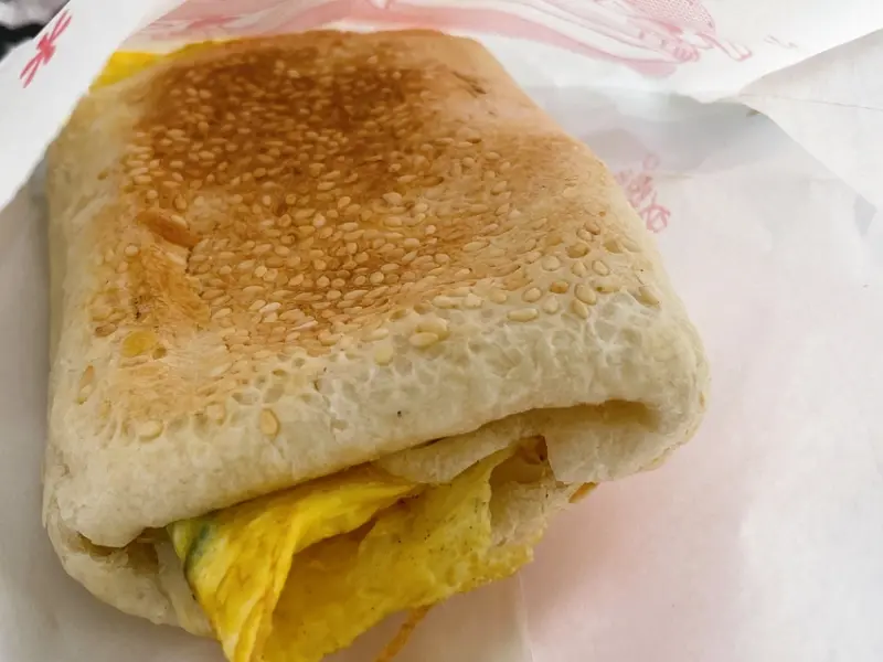 【台南 早餐】大永和豆漿 中西式早點 （原成大大學路西段20年老店)，千層燒餅與燒豆漿傳統的老味道