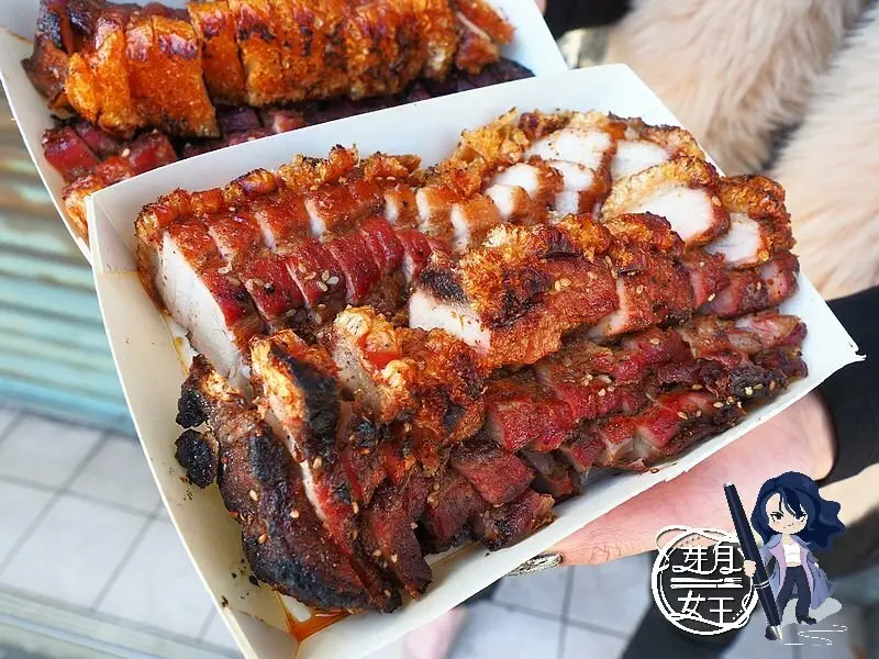 神祕的不起眼小店面，有好吃的脆皮烤乳豬，滿滿一大盒塞爆~每天只限量50條~