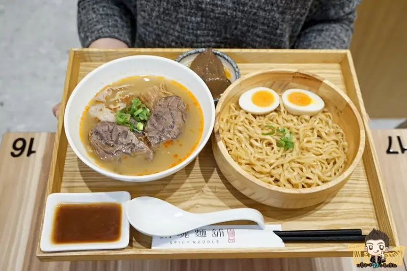 ＂日賣500碗＂新竹大師兄銷魂麵舖插旗大魯閣湳雅廣場了！開幕優惠每日前30名免費贈送199元神秘禮物！(菜單地址營業時間地址電話) - 跟著踢小米吃喝玩樂趣