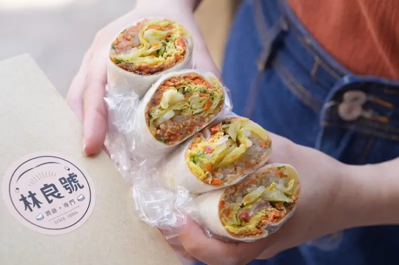 大稻埕美食 林良號潤餅｜老字號潤餅 一邊製作餅皮另一頭則是做成潤餅～