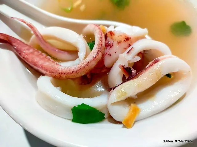 「小管的店小卷米粉專賣店」--- 招牌「小卷米粉」與「牛肉燥飯」，精心研發旗魚清湯底獨幟一格，風味更加甘甜溫潤! 