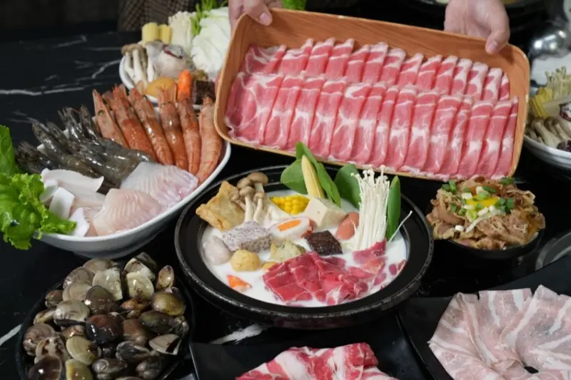 新北美食 柒柒石頭火鍋｜大胃王先衝!最低 329石頭火鍋自助吧吃到飽，牛丼飯鹹香涮嘴必朝聖