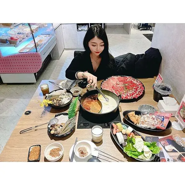 [桃園爆食系火鍋] 全台最大火鍋集團 排隊宵夜名店 來桃園春日開了！ 準備好胃的容量啟航 肉多多火鍋 粉紅春日店 爆吃超狂肉量/自助吧