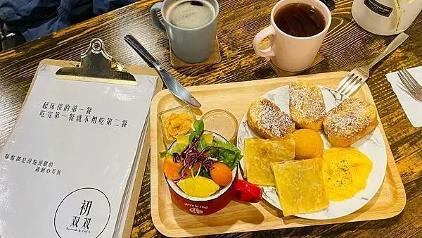 淡水捷運站早午餐【初双双早午餐】巷弄內有質感早午餐/招牌必點法式吐司拼盤/餐點現點現做/推薦淡水CP高早午餐