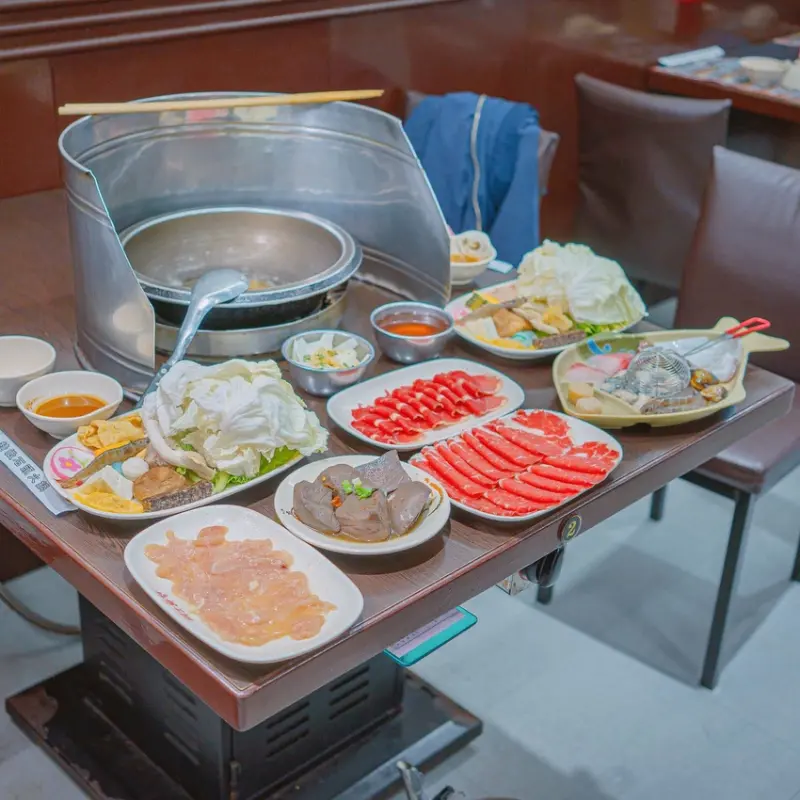 爆香炒肉的石頭火鍋，單人、多人都很適合的板橋鍋物 | 【新北 板橋區】石煮 精緻石頭火鍋