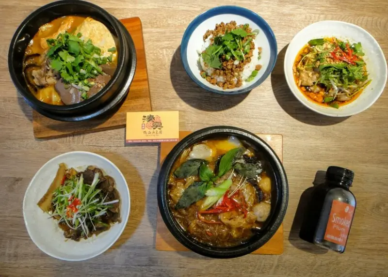 【美食】板橋麻辣小吃「湊臭」捷運江子翠美食推薦，麻辣鴨血臭豆腐宵夜場推薦 (附菜單)