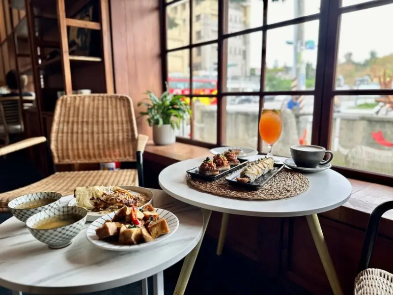 新竹。東區︱新竹火車站美食推薦：新築窟Hsinchuku | Hsinchu︱超美的日式歷史木造老宅蔬食餐廳（內有菜單）