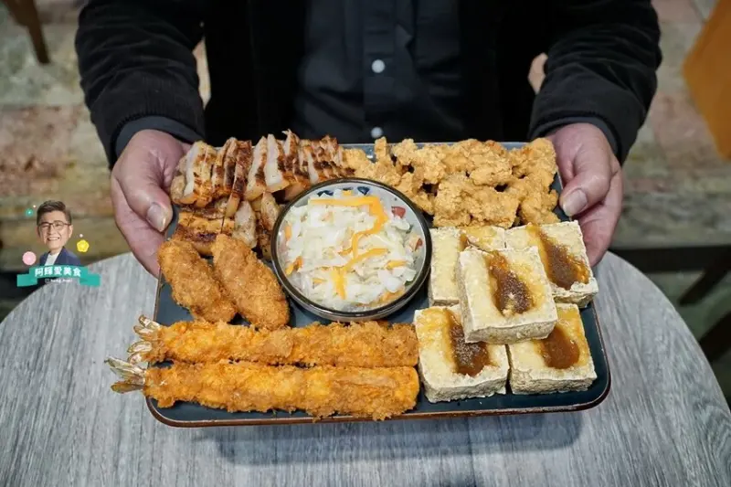 新竹|阿平臭豆腐。綜合大拼盤一次嚐足肉肉、海鮮、台式臭豆腐。東門市場美食推薦。營業時間地址菜單