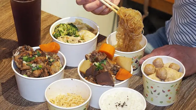 【麻入口 鳳山店】香噴噴燉排骨、鴨血、豆腐、蘿蔔、臭豆腐，隨你裝滿滿一大碗只要＄79！划算到爆！鳳山美食必吃｜麻入口菜單