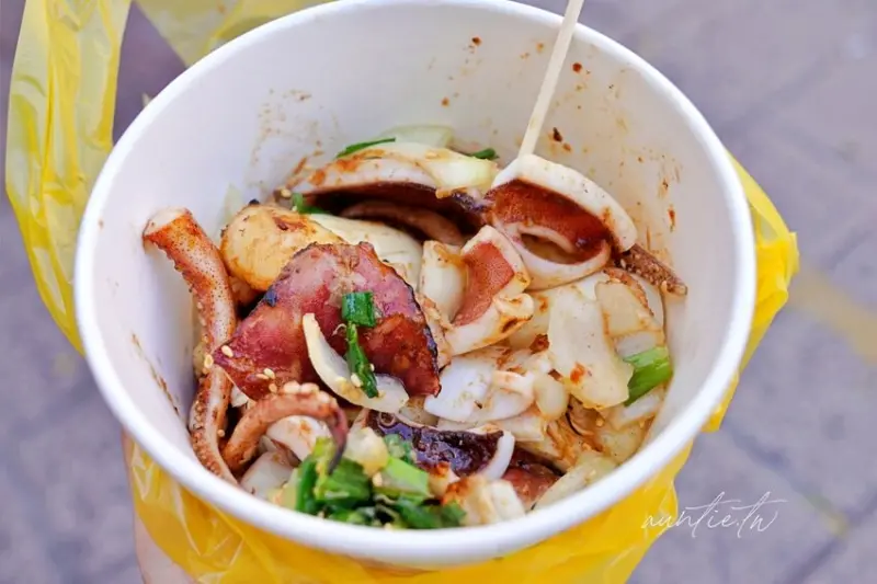 鹿港老街美食推薦：鹿港正宗魷魚王烤大卷