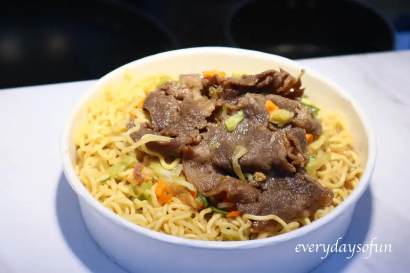 嘉義小吃∥嘉義家樂福夜市ORDEAL炒泡麵，份量十足爽口涮嘴，還有獨家熬製湯品，嘉義夜市小吃推薦