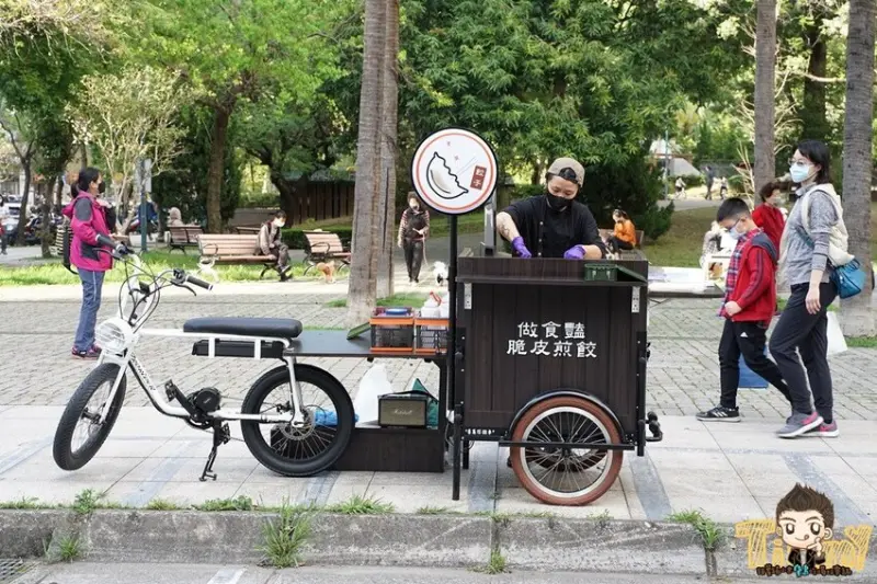 不一定按套路出現的做食豔脆皮煎餃行動餐車！想吃大顆的脆皮煎餃還得碰碰運氣！ 