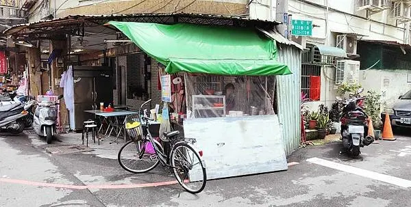 阿蓮麵攤-超大份量!一碗麵足足可以二個人吃都沒有問題，便宜又大份量的路邊攤美食