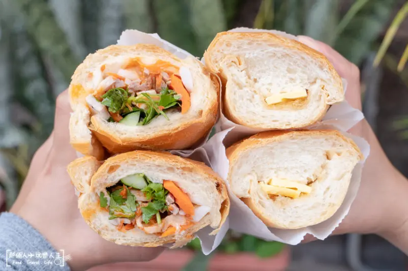 這家的越南麵包超酥脆，尤其是蜂蜜奶油絕對是必點的口味～