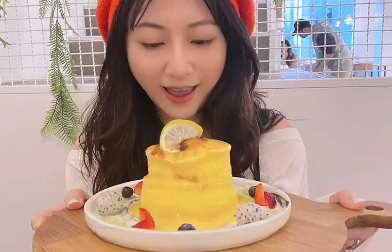 台北西門│成真咖啡：​​​​​​​最近西門很紅的咖啡廳，好拍好吃不限時下午茶餐廳│熔岩焦香舒芙蕾、海鹽蒸烤鮮中卷彩虹飯、新鮮水果冰茶【不限時下午茶咖啡店】【附菜單】