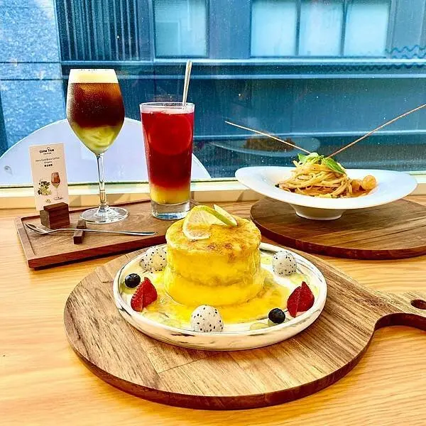 隱藏在西門町的超美森林咖啡廳‧美味餐點不限時用餐│成真咖啡 台北西門店