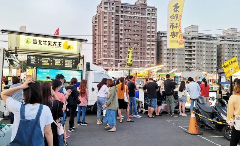 旱溪夜市人氣必吃蒜香豆干非這家不可，還有隱藏版吃法，你試過了嗎？？