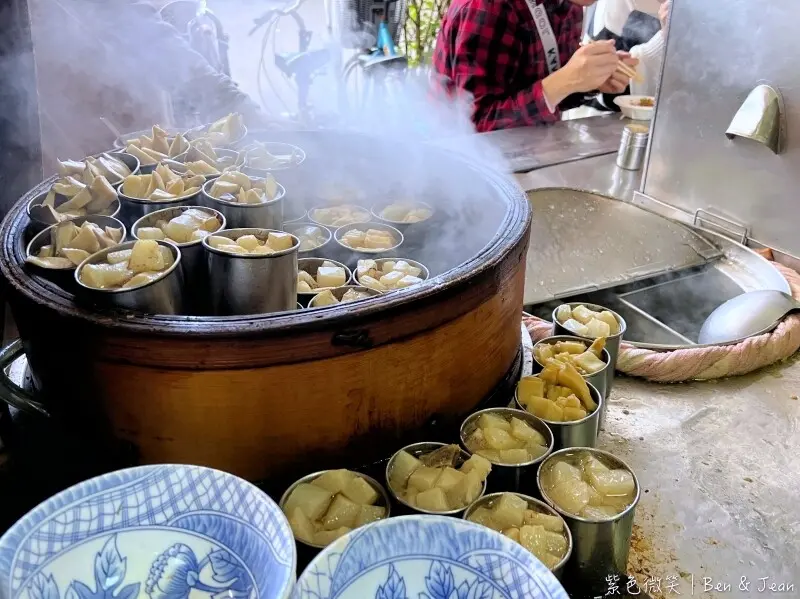 蘇澳港廟口廖榮川米糕》南方澳南天宮後巷的銅板美食老店，加了魚鬆肉燥小黃瓜的米糕、苦瓜排骨湯～蘇澳必吃