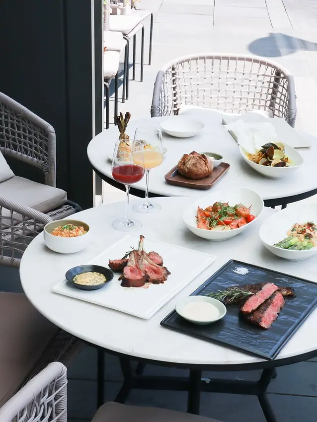 原木燒烤為主軸，米其林主廚以獨特料理手法推出一道道迷人的餐點。