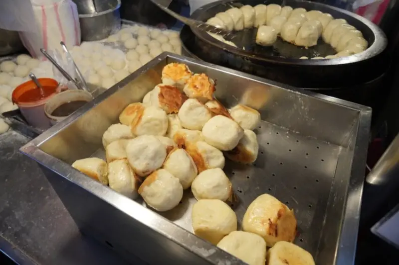 一出爐馬上就會被秒殺的生煎包，賣完就收工～即使是平日也很快售完 · 算命的說我很愛吃