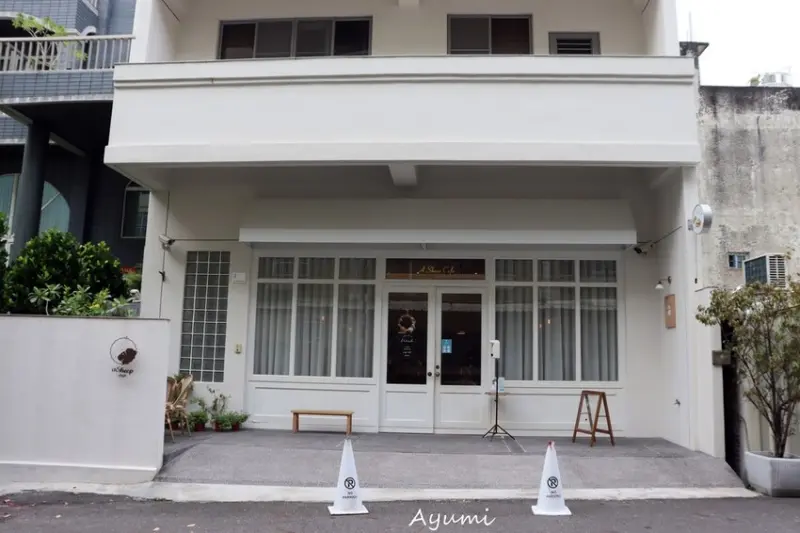 [台南韓系咖啡廳推薦]台南最韓系純白色咖啡廳－A Sheep Cafe 有一隻羊咖啡/伯爵奶蓋戚風蛋糕/優格水果帕菲/質感超好的優格禮盒組