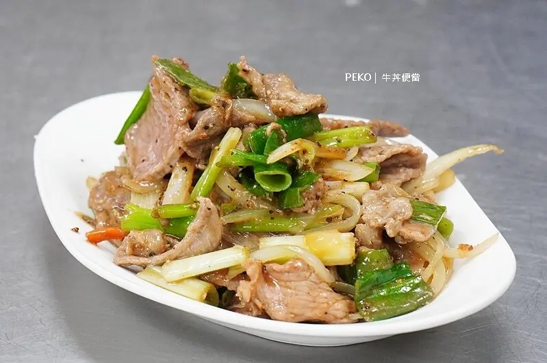 在地人才知道，平價便當店裡竟有「熱炒菜色」，而且還是現點現炒的哦!