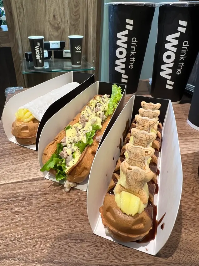 【蘆竹】「Wowffles鬆餅專門店-南崁店．甜鹹都有的創意長形鬆餅，樂天小熊列車.繽紛樂和OREO通通入菜啦！」