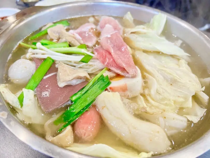 新北市新莊區新莊必吃小火鍋TOP推薦 以新鮮食材、豐富湯底及獨特聞名 滿足挑剔的味蕾 美味湯底 一試成主顧