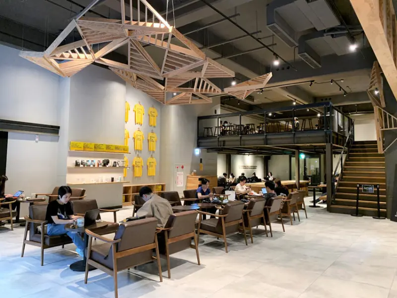 Dreamers coffee內湖店，肉桂捲、司康必點，不限時超大空間，還營業到晚上！