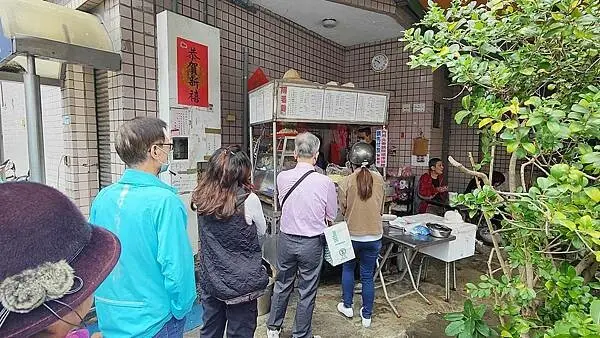 南山路4巷巷口麵攤｜沒有店名沒有招牌，排隊人潮卻從來沒停過的路邊攤小吃店