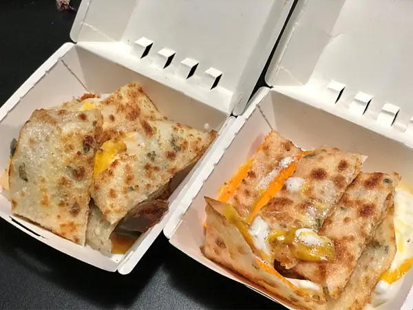 【台北美食￭信義區】白暮蛋餅先生5號店（北醫店）x 招牌脆皮蛋餅-皮蛋蛋餅&棉花糖起司蛋餅║吳興街美食、信義區美食、台北早餐