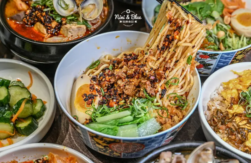 台中南屯萬和宮美食，超愛油潑辣子麵、麻辣油條，不吃辣的推薦柚香雞湯麵 -妮妮布魯
