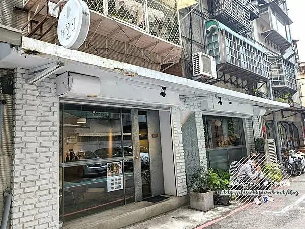 台北大安-[休習日 Z Day Cafe] 六張犁站5分鐘，平日午間套餐沙拉飯清爽健康，人氣手作肉桂捲與布丁，在這裡好好休習走更長遠的路