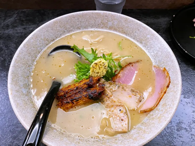 【台中 拉麵】MEN monster 挺有意思的香料拉麵，味道濃郁但口感清爽充滿衝突的特色拉麵