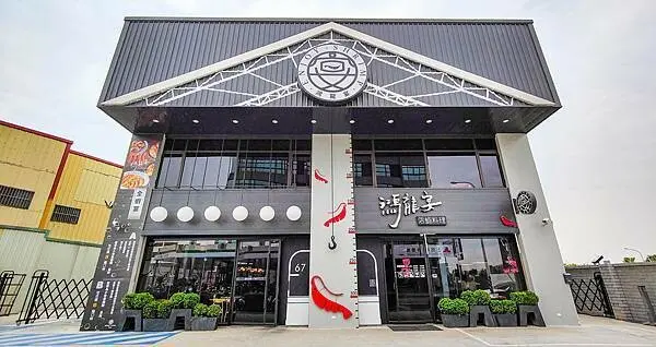 【台中餐廳】鴻龍宴餐廳｜爆誇張！整艘船開進餐廳裡，滿滿都是新鮮活蝦，活蝦料理新鮮沒話說