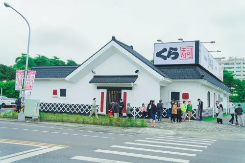 【屏東市｜美食】藏壽司(屏東勝利路店)。屏東人久等啦，日本連鎖迴轉壽司插旗勝利星村啦